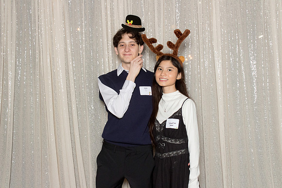 10057 - Forvis Mazars Holiday Photobooth 2025