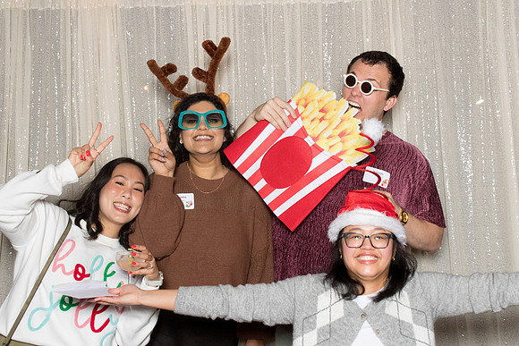 10077 - Forvis Mazars Holiday Photobooth 2025