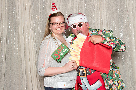 10142 - Forvis Mazars Holiday Photobooth 2025