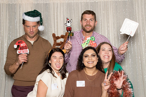 10196 - Forvis Mazars Holiday Photobooth 2025