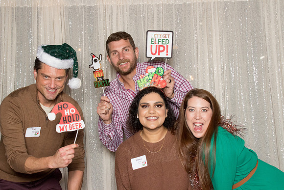 10195 - Forvis Mazars Holiday Photobooth 2025