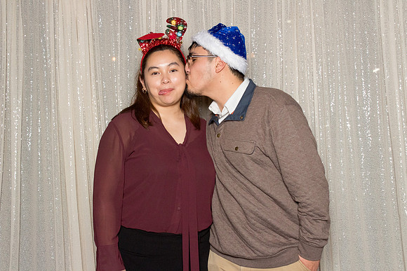 10250 - Forvis Mazars Holiday Photobooth 2025